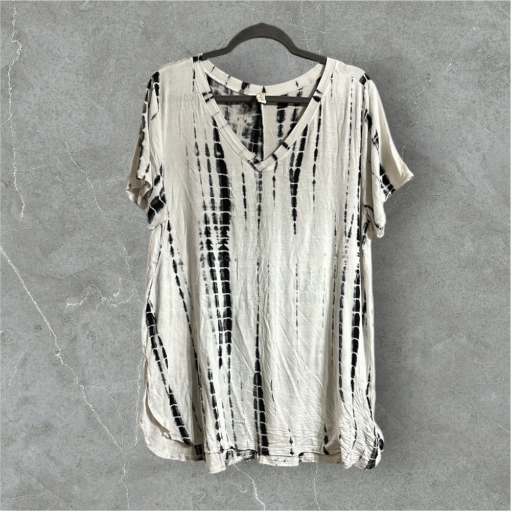 Crepas white and black tie dye short sleeve tunic top size 1x